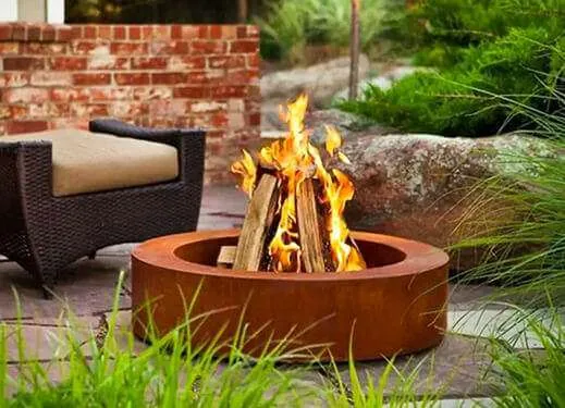 Outdoor kitchens, grills and fireplaces