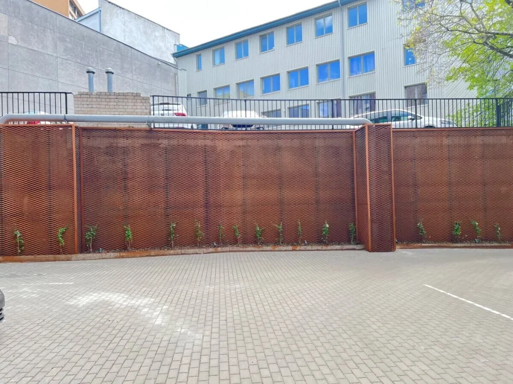 Kirstai temptas Corten plienas fasado apdailoje
