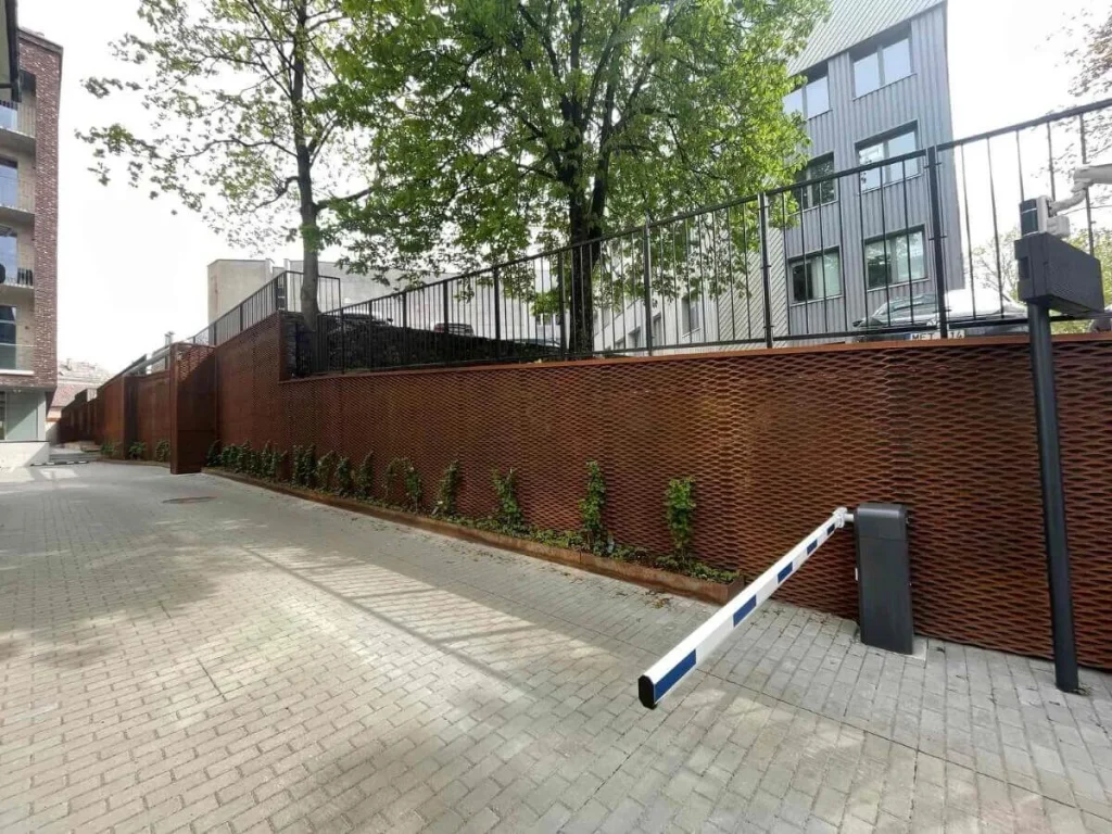 Kirstai temptas Corten plienas fasado apdailoje