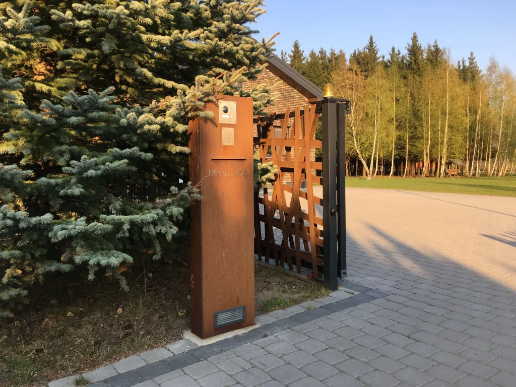 Multifunkcinis stulpas – konsolė
