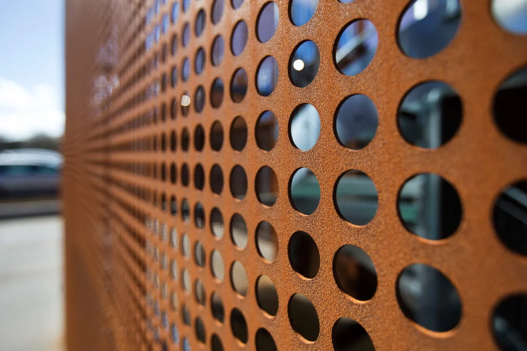 Perforuotas Corten plienas fasado apdailoje