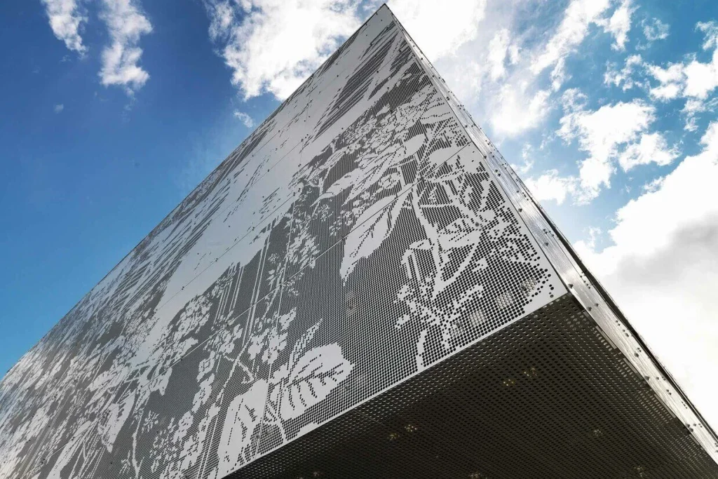 Vaizdų perforacija Corten plieno fasado apdailoje