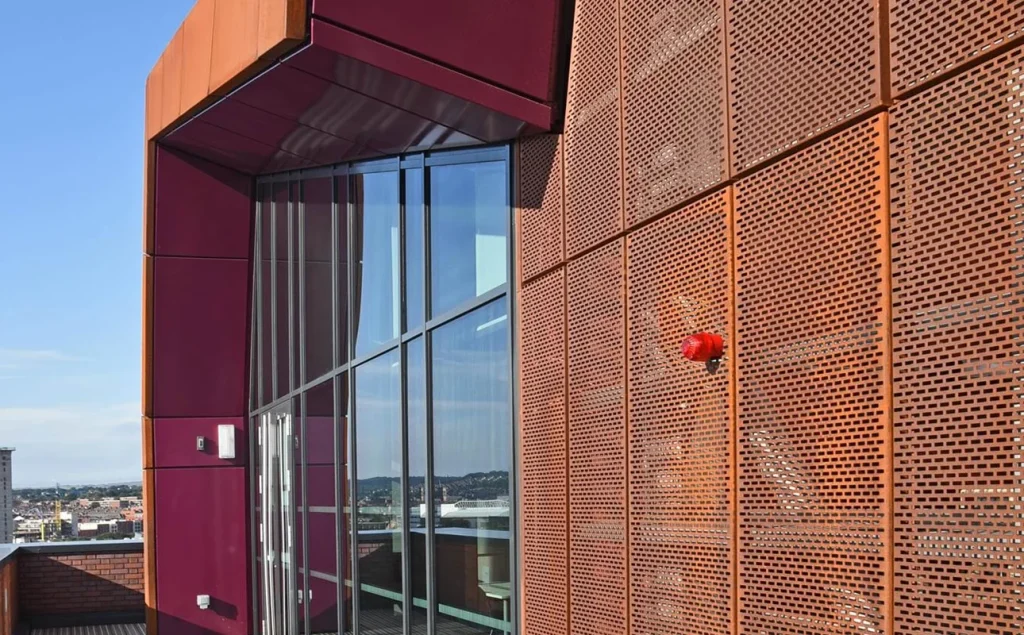 Perforuotas Corten plienas fasado apdailoje