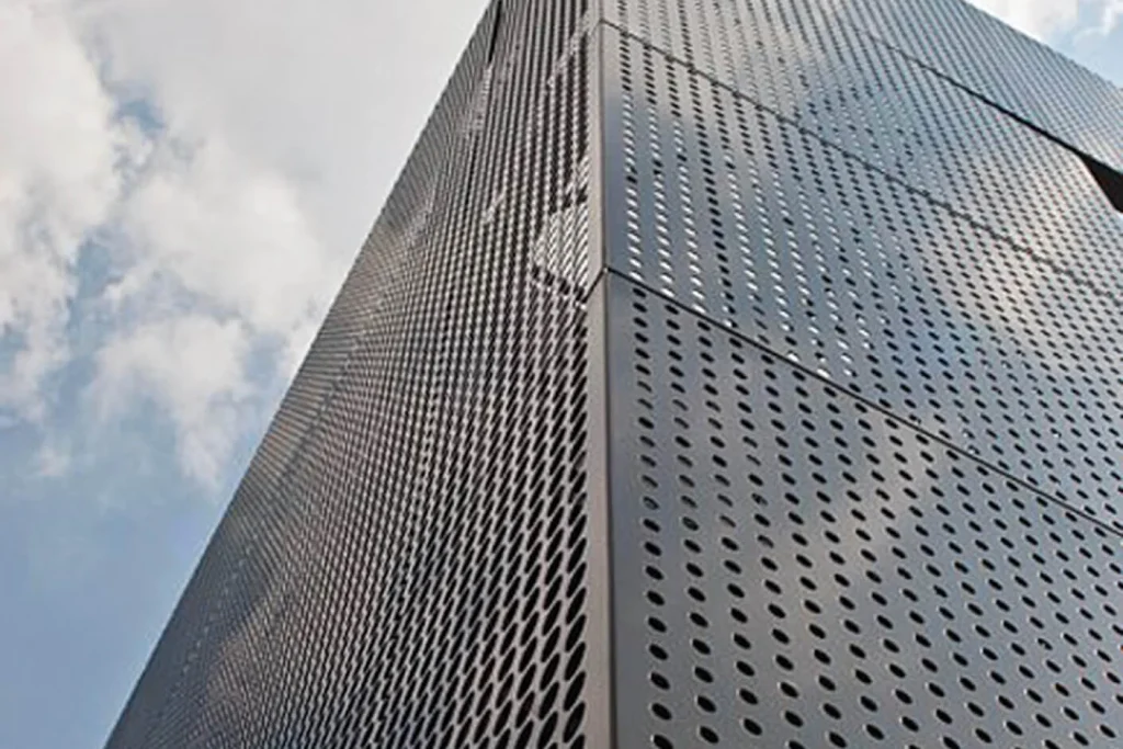 Perforuotas Corten plienas fasado apdailoje