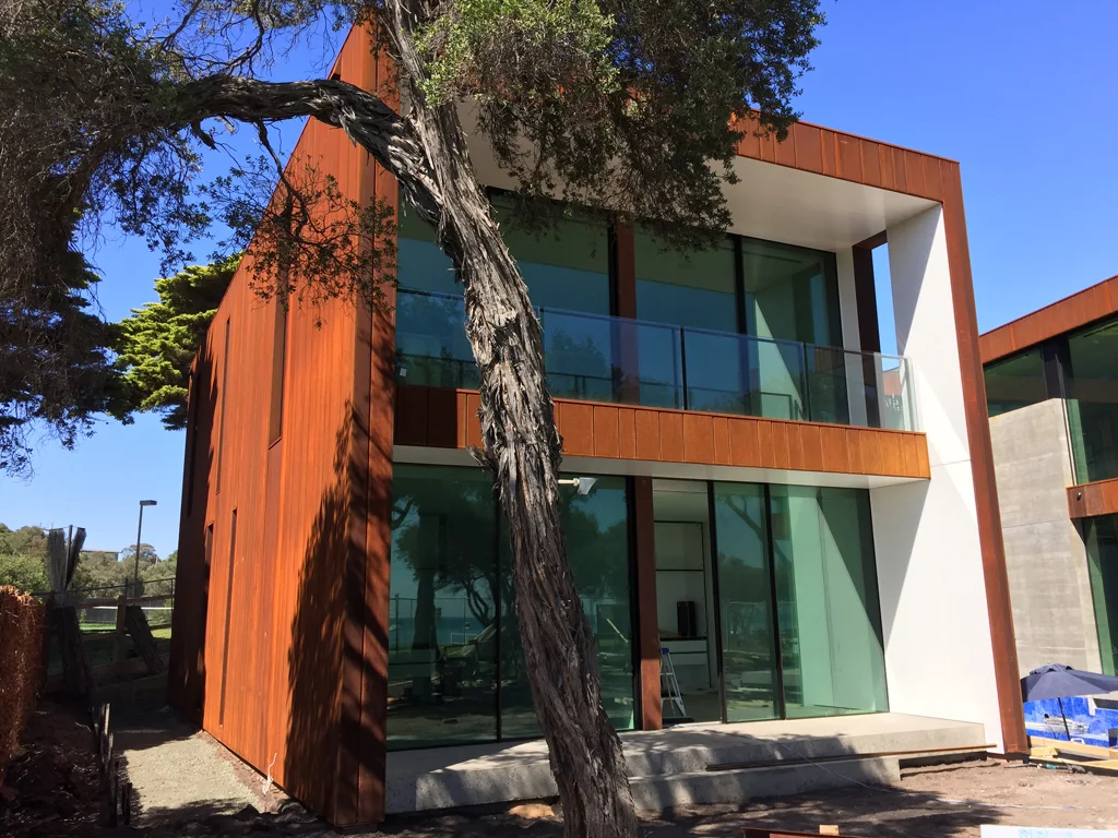 Corten plienas fasado apdailoje