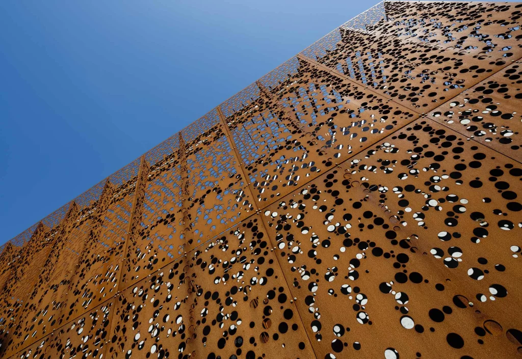 Perforuotas Corten plienas fasado apdailoje