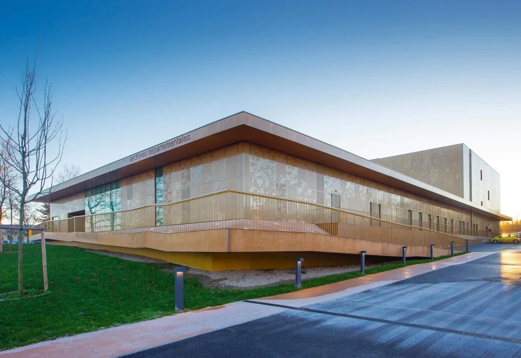 Perforuotas Corten plienas fasado apdailoje