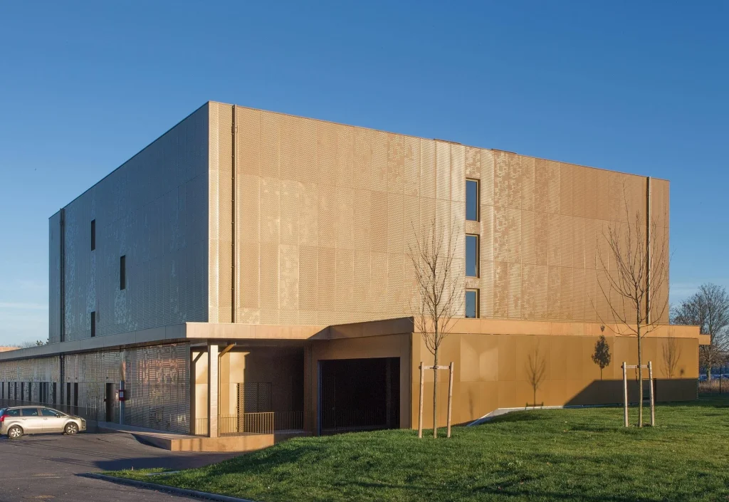 Perforuotas Corten plienas fasado apdailoje