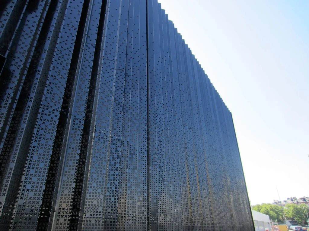 Perforuotas Corten plienas fasado apdailoje